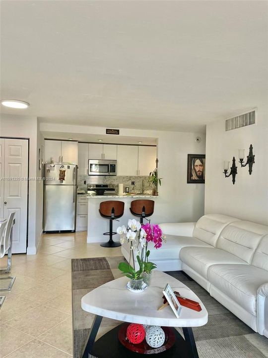 Active With Contract: $2,450 (2 beds, 2 baths, 1060 Square Feet)