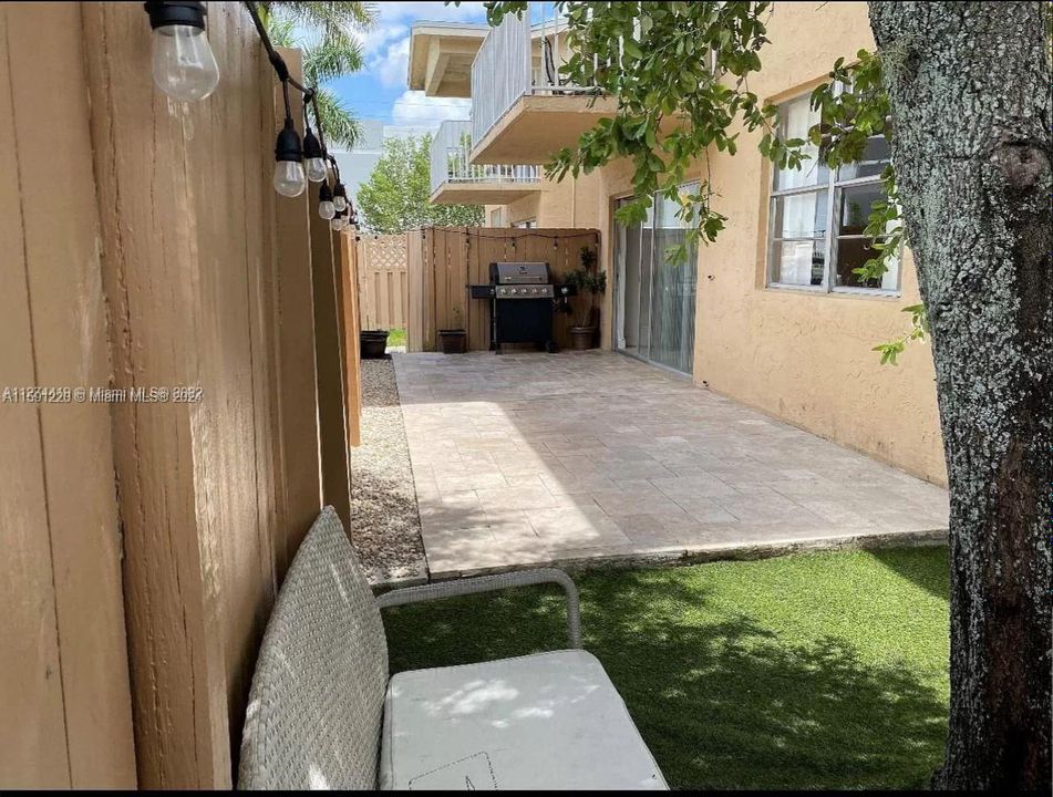 For Rent: $2,450 (2 beds, 2 baths, 1060 Square Feet)