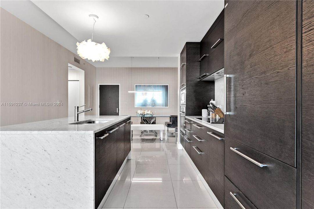 For Sale: $720,000 (1 beds, 1 baths, 912 Square Feet)