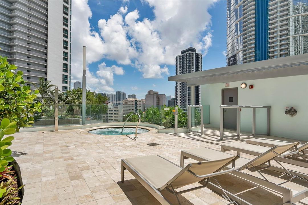 For Sale: $720,000 (1 beds, 1 baths, 912 Square Feet)