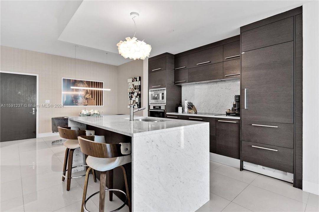 For Sale: $720,000 (1 beds, 1 baths, 912 Square Feet)