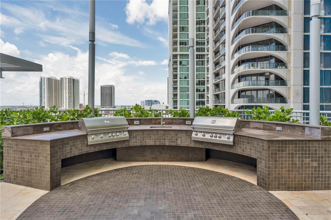 For Sale: $720,000 (1 beds, 1 baths, 912 Square Feet)