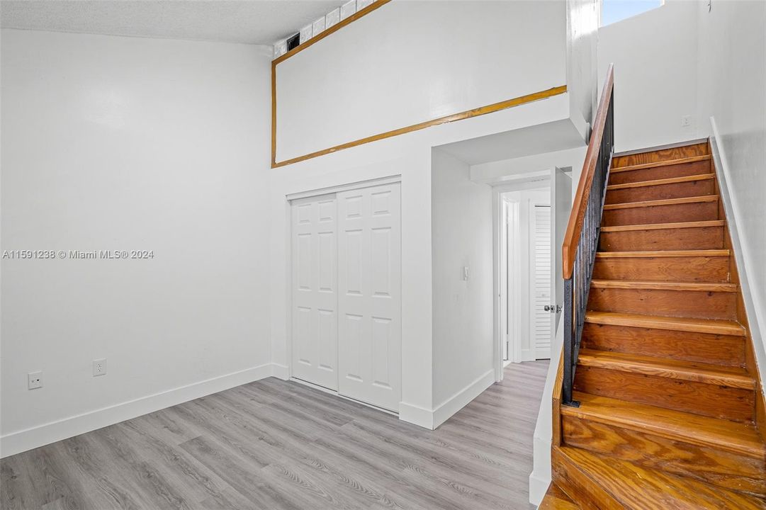 Active With Contract: $2,650 (2 beds, 1 baths, 823 Square Feet)