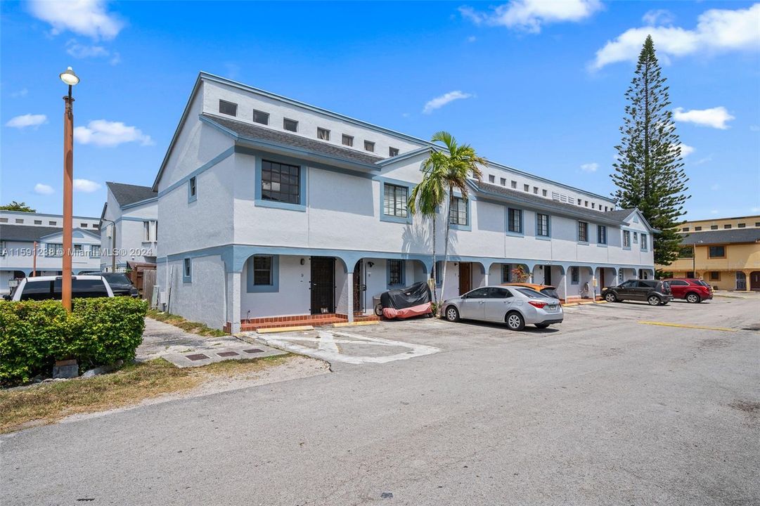 Active With Contract: $2,650 (2 beds, 1 baths, 823 Square Feet)