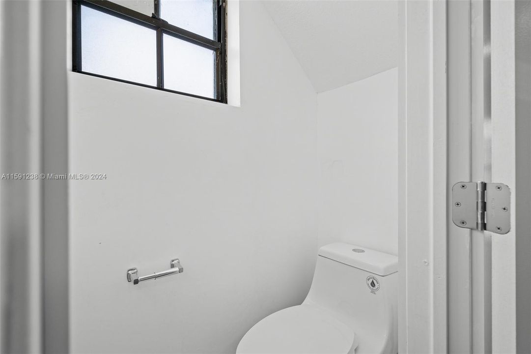 Active With Contract: $2,650 (2 beds, 1 baths, 823 Square Feet)