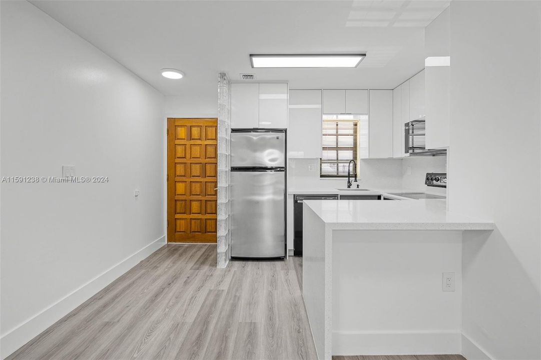 Active With Contract: $2,650 (2 beds, 1 baths, 823 Square Feet)