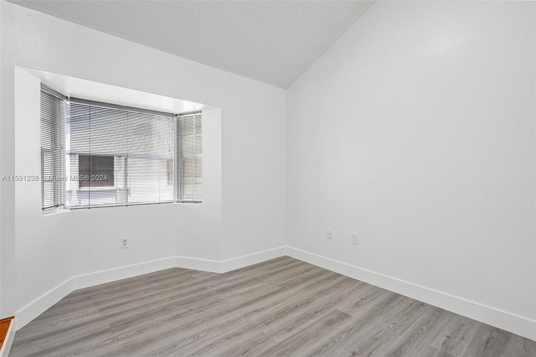 Active With Contract: $2,650 (2 beds, 1 baths, 823 Square Feet)