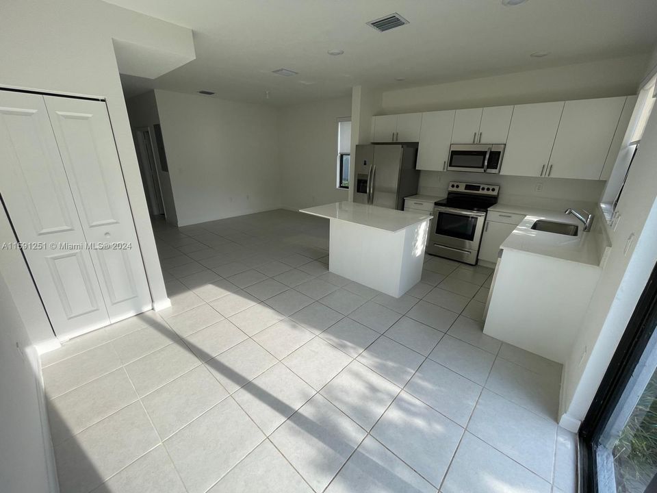 Active With Contract: $2,750 (3 beds, 3 baths, 1328 Square Feet)