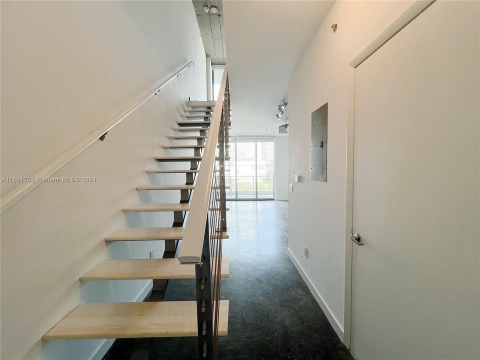 Active With Contract: $2,800 (1 beds, 1 baths, 795 Square Feet)