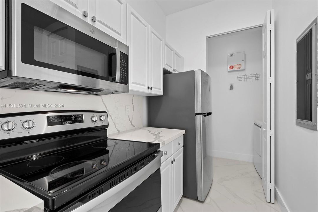 Active With Contract: $2,800 (2 beds, 2 baths, 1048 Square Feet)