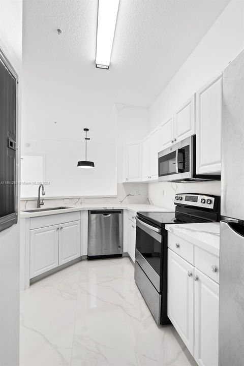Active With Contract: $2,800 (2 beds, 2 baths, 1048 Square Feet)