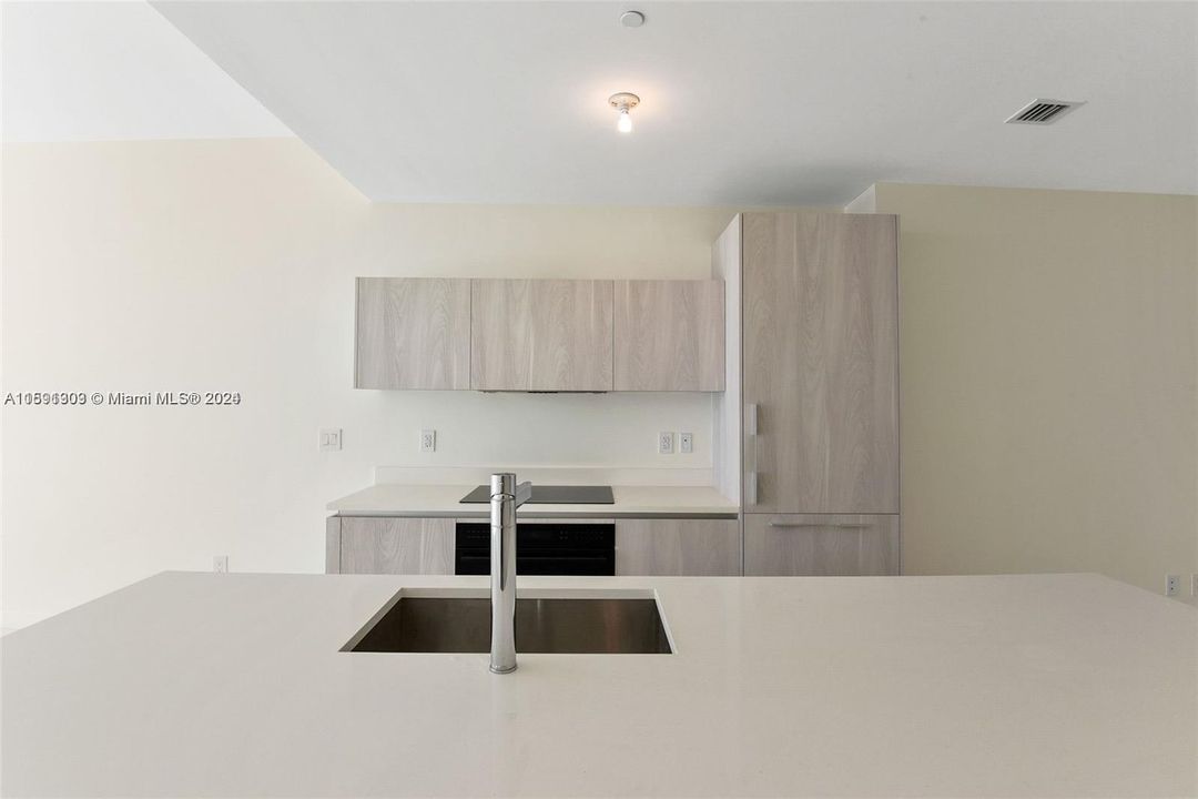 Active With Contract: $5,500 (2 beds, 3 baths, 1143 Square Feet)