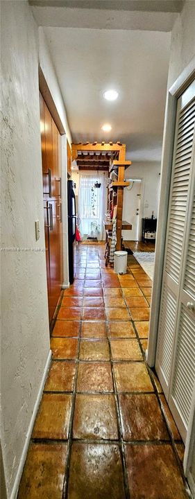 Active With Contract: $1,900 (1 beds, 1 baths, 635 Square Feet)