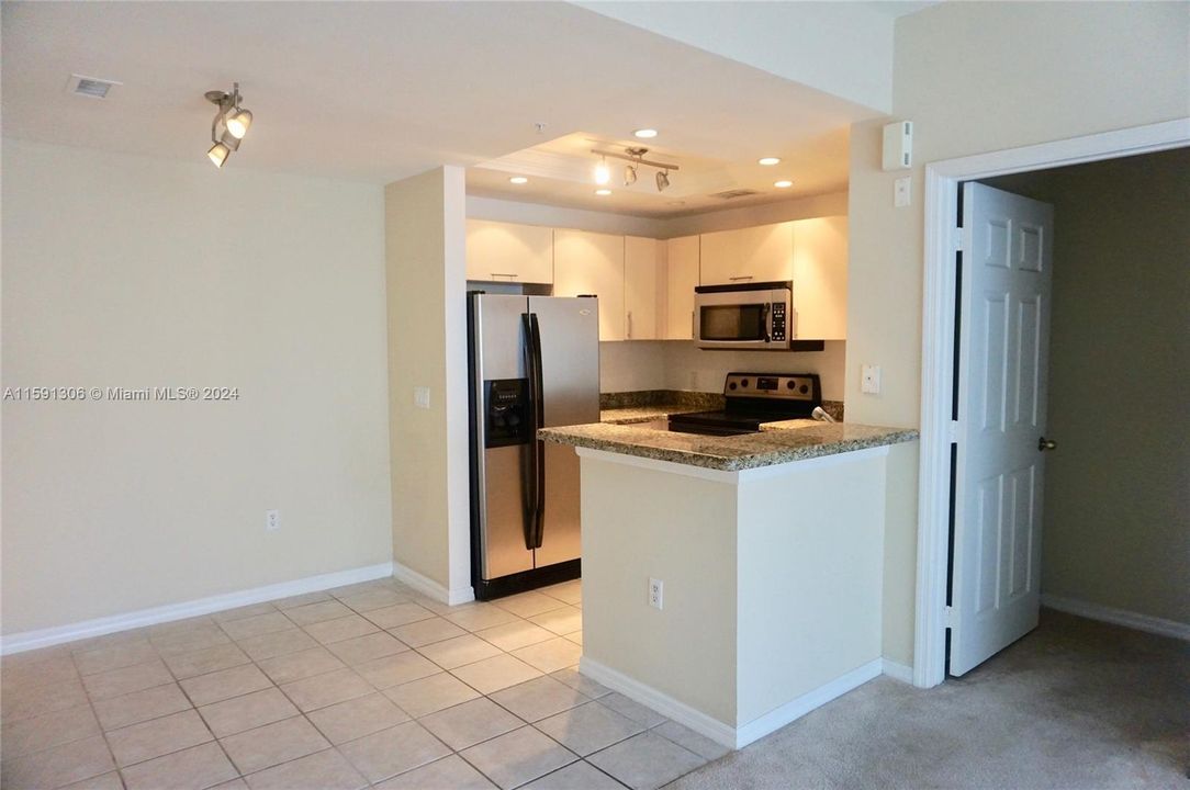 For Sale: $295,000 (1 beds, 1 baths, 878 Square Feet)