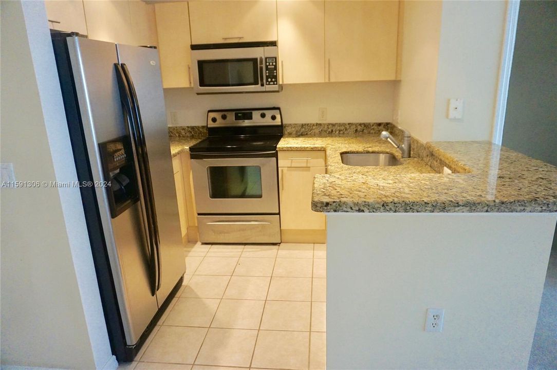 For Sale: $295,000 (1 beds, 1 baths, 878 Square Feet)