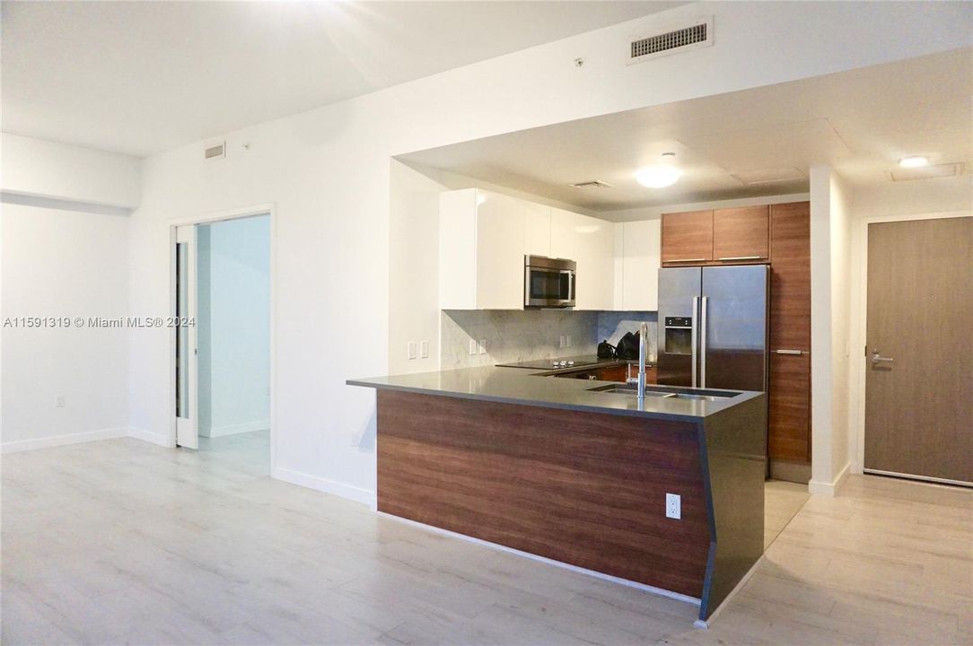 For Sale: $600,000 (1 beds, 1 baths, 764 Square Feet)