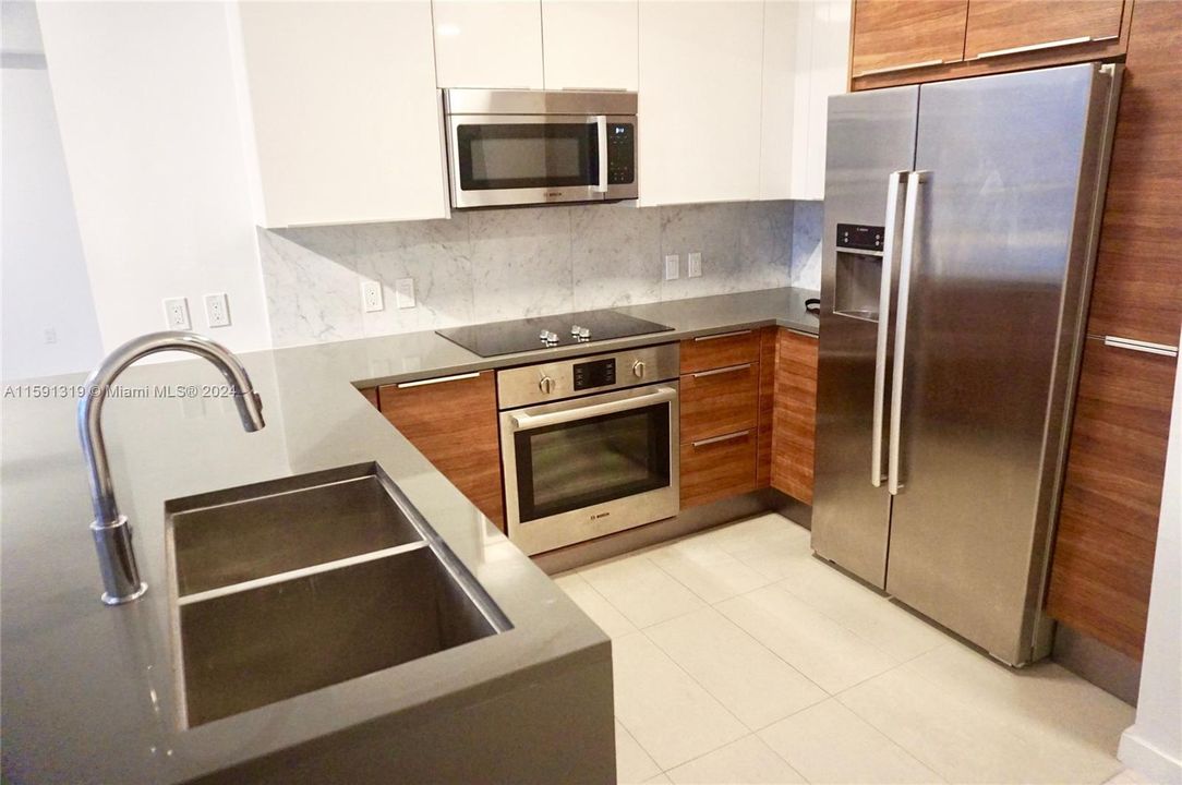 For Sale: $600,000 (1 beds, 1 baths, 764 Square Feet)