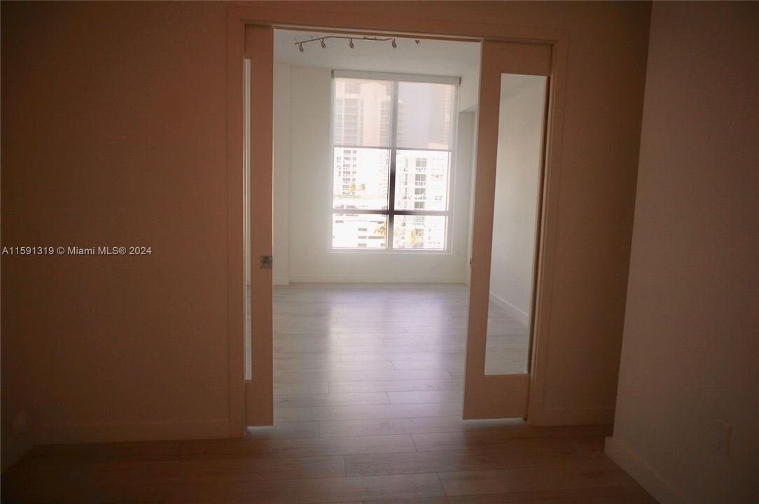 For Sale: $600,000 (1 beds, 1 baths, 764 Square Feet)