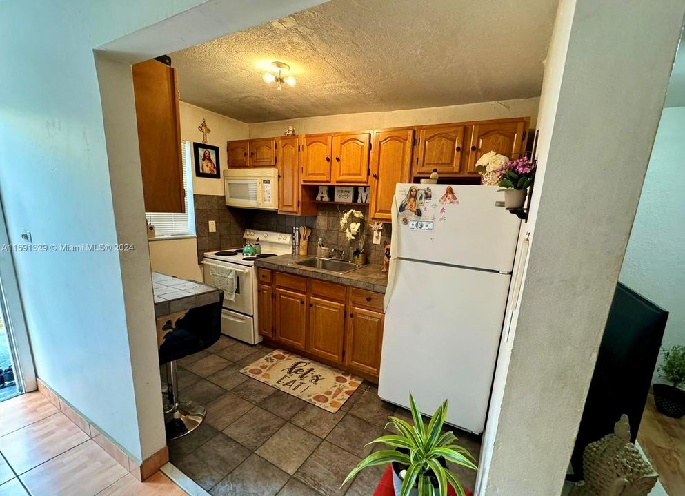 For Sale: $229,900 (1 beds, 1 baths, 427 Square Feet)