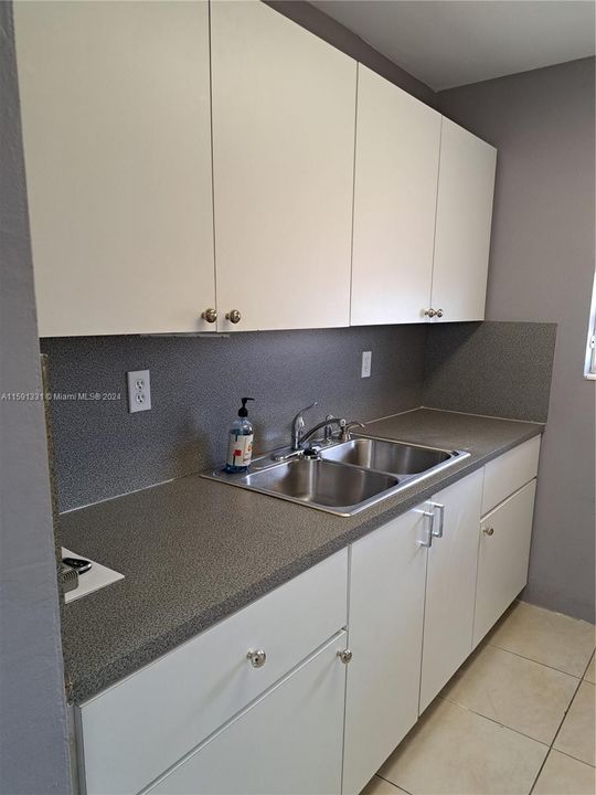 Active With Contract: $1,700 (1 beds, 1 baths, 632 Square Feet)