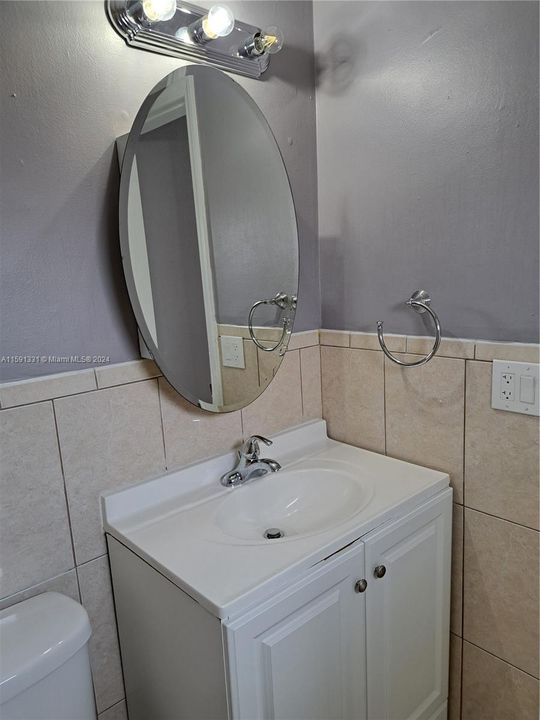 Active With Contract: $1,700 (1 beds, 1 baths, 632 Square Feet)
