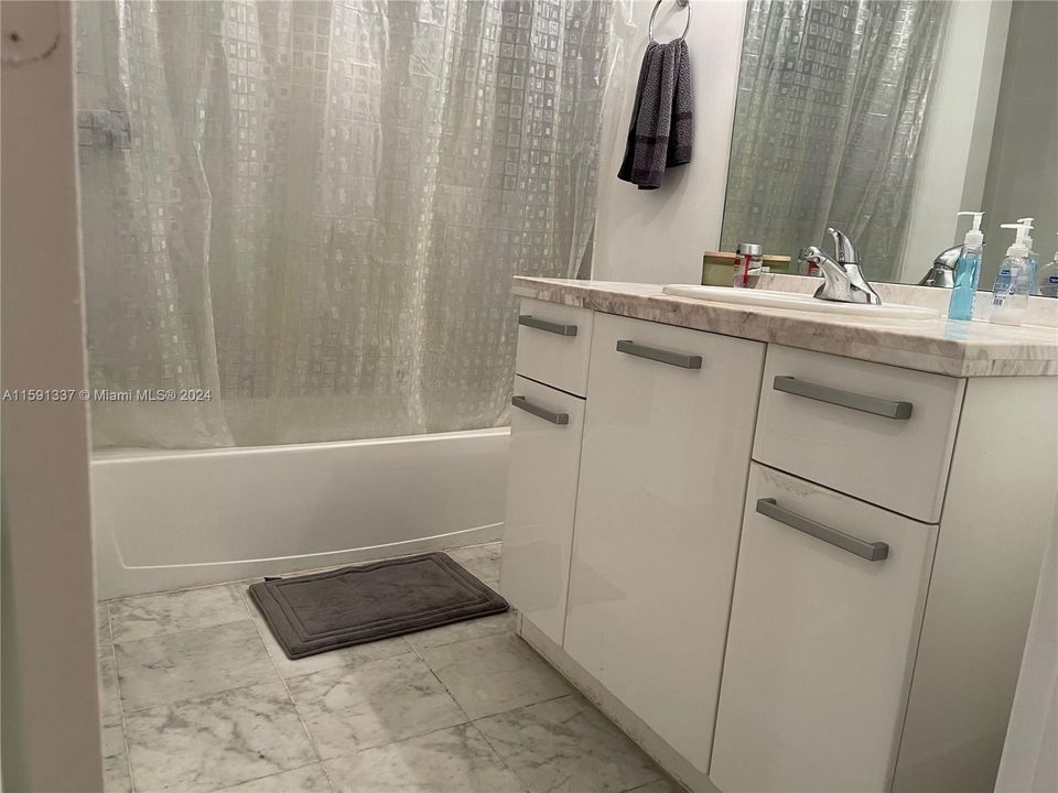 Active With Contract: $2,300 (1 beds, 1 baths, 612 Square Feet)