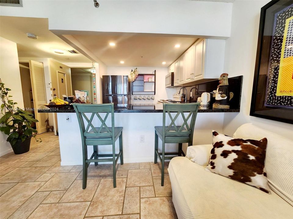 Active With Contract: $207,000 (1 beds, 1 baths, 782 Square Feet)
