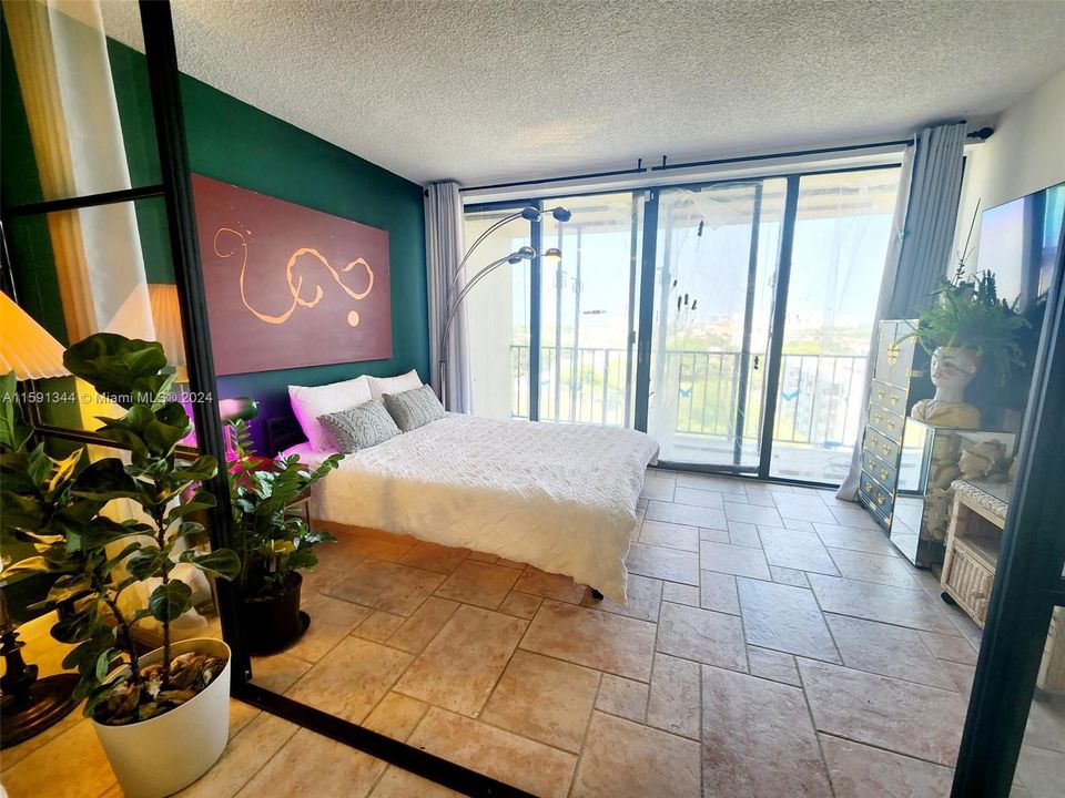 Active With Contract: $207,000 (1 beds, 1 baths, 782 Square Feet)