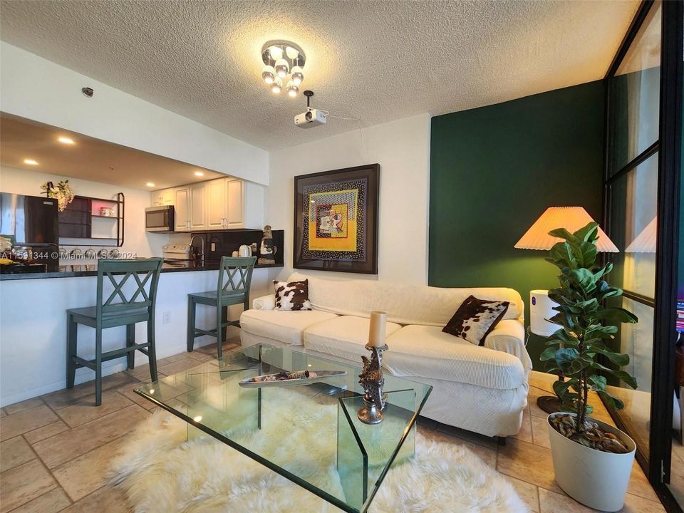 Active With Contract: $207,000 (1 beds, 1 baths, 782 Square Feet)