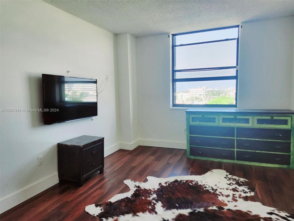 Active With Contract: $207,000 (1 beds, 1 baths, 782 Square Feet)