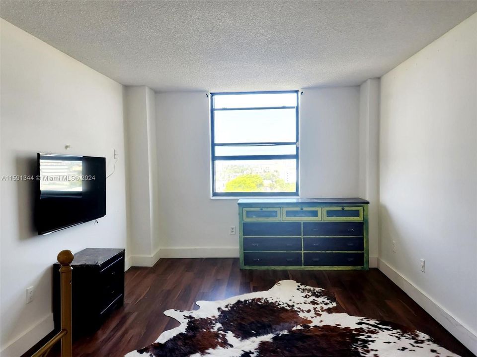 Active With Contract: $207,000 (1 beds, 1 baths, 782 Square Feet)