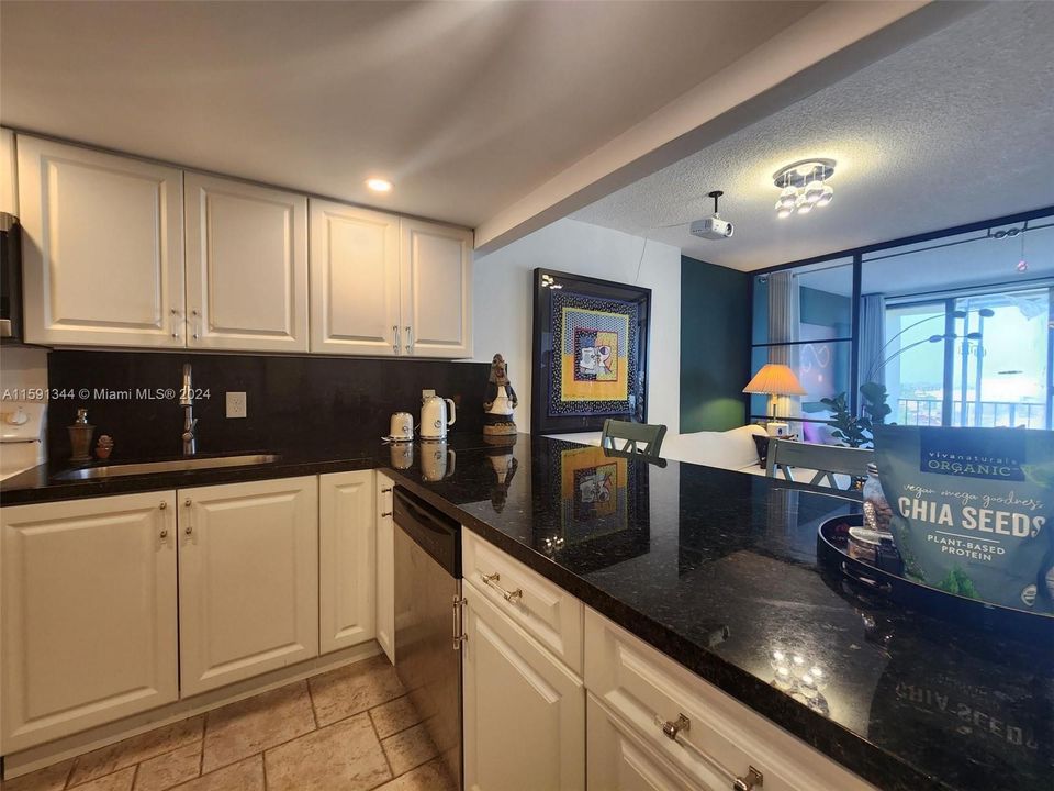 Active With Contract: $207,000 (1 beds, 1 baths, 782 Square Feet)