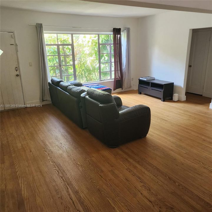 For Rent: $5,000 (2 beds, 1 baths, 1160 Square Feet)