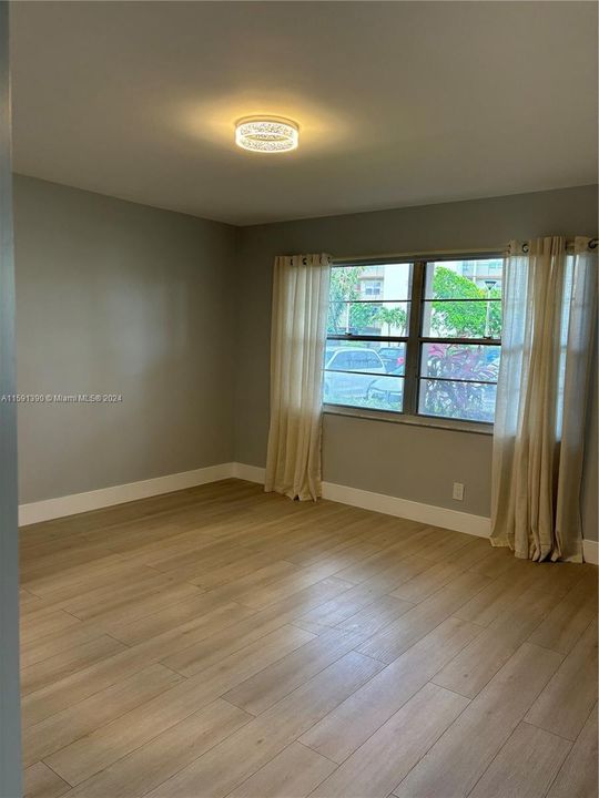 For Sale: $217,000 (1 beds, 1 baths, 1045 Square Feet)