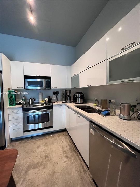 For Rent: $2,800 (1 beds, 1 baths, 712 Square Feet)