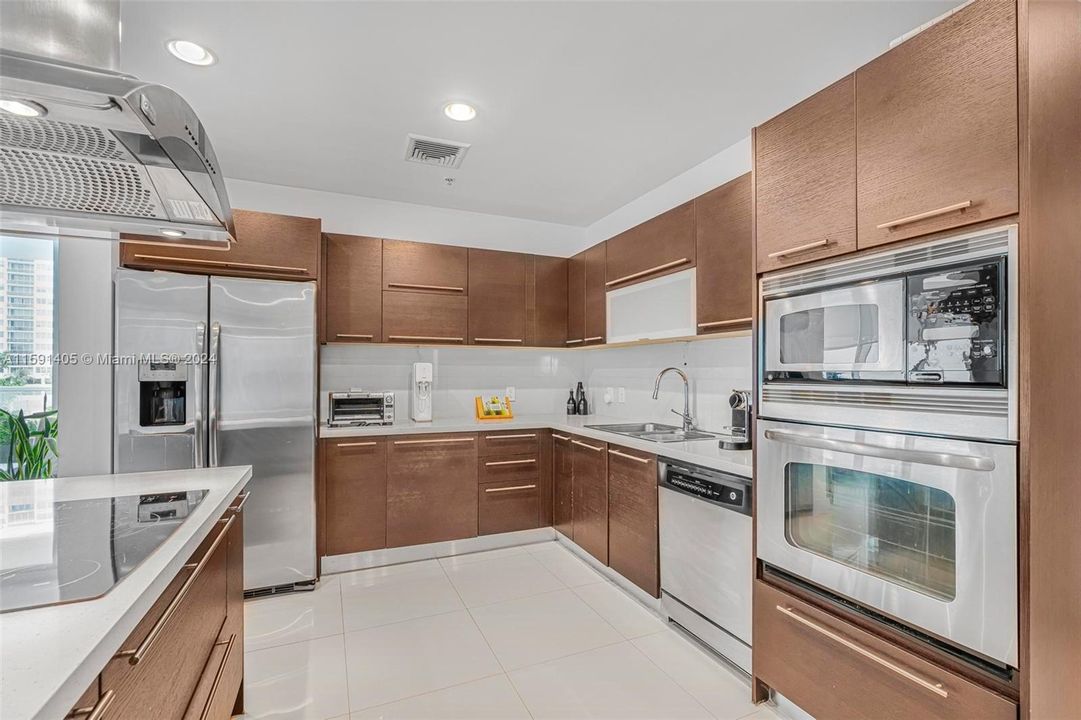 For Sale: $550,000 (2 beds, 2 baths, 1086 Square Feet)