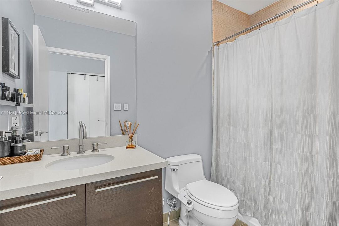 For Sale: $550,000 (2 beds, 2 baths, 1086 Square Feet)