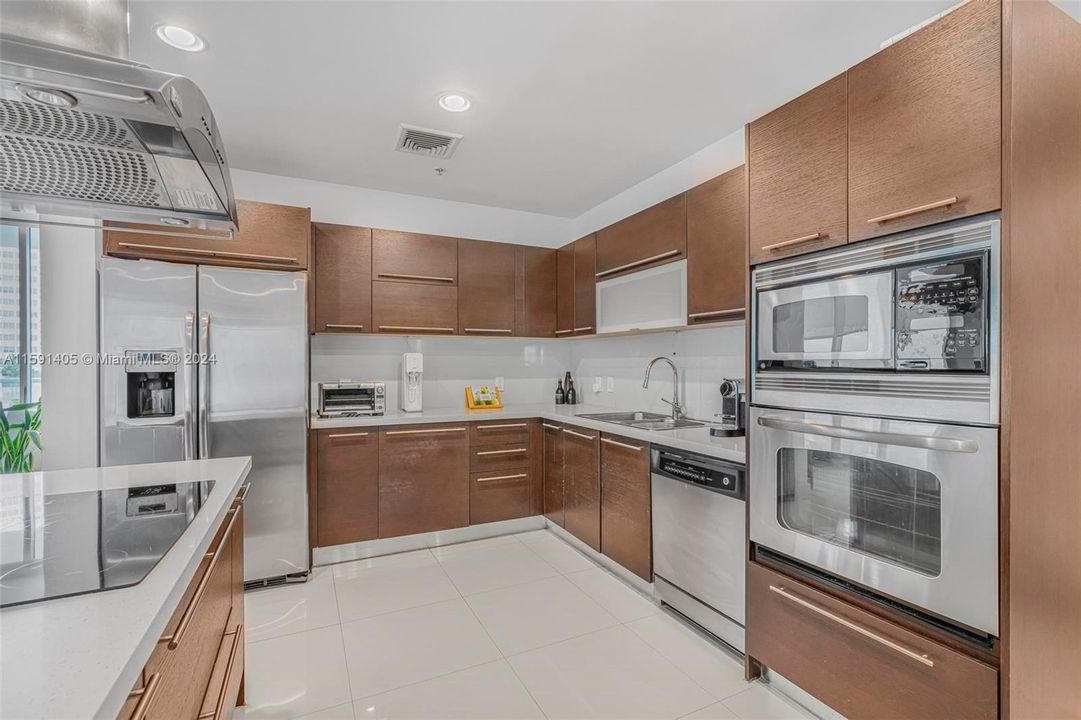 For Sale: $550,000 (2 beds, 2 baths, 1086 Square Feet)