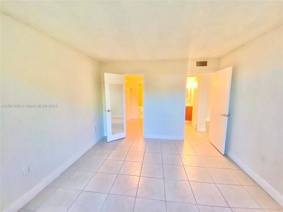 Active With Contract: $194,000 (1 beds, 1 baths, 673 Square Feet)