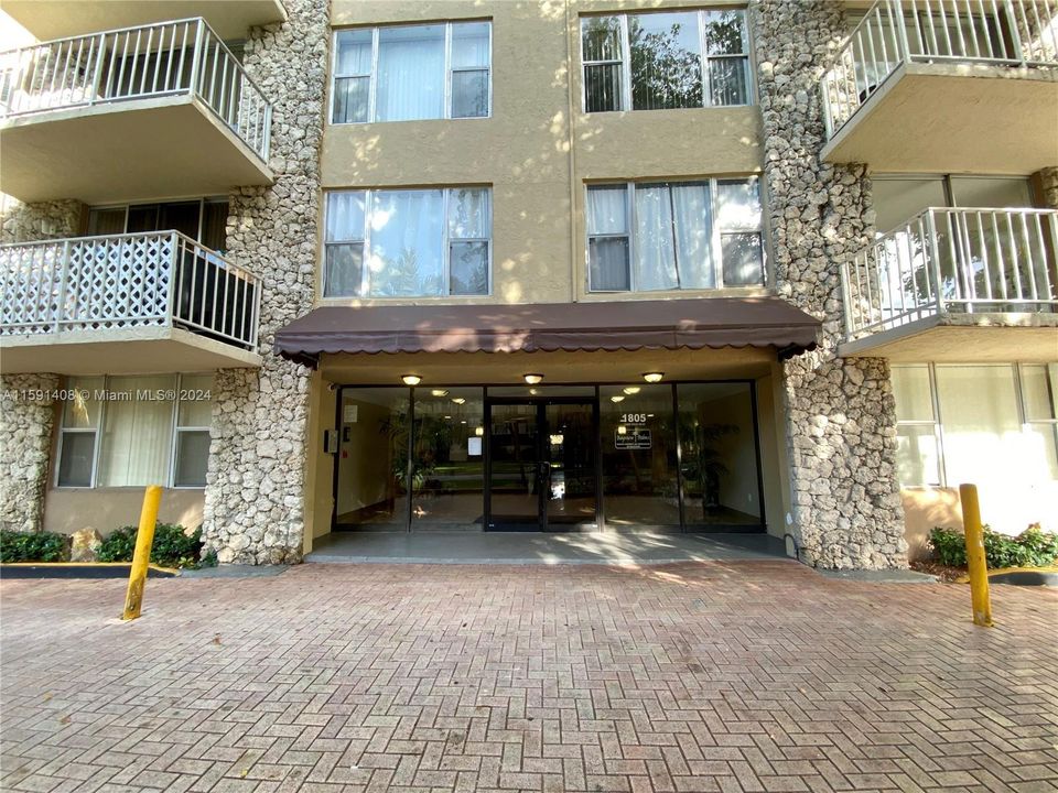 Active With Contract: $194,000 (1 beds, 1 baths, 673 Square Feet)