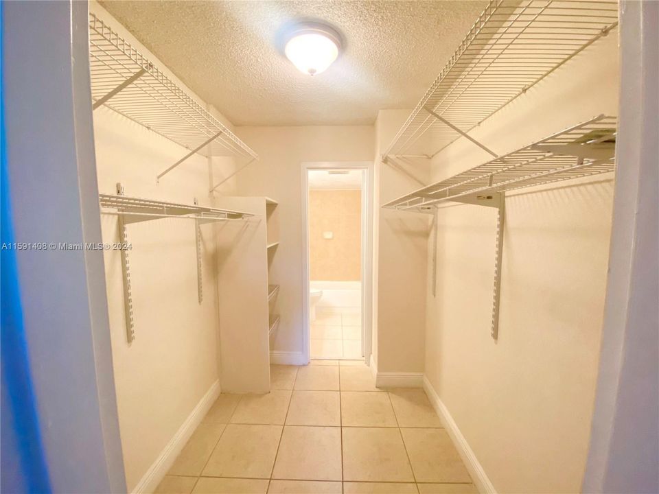 Active With Contract: $194,000 (1 beds, 1 baths, 673 Square Feet)