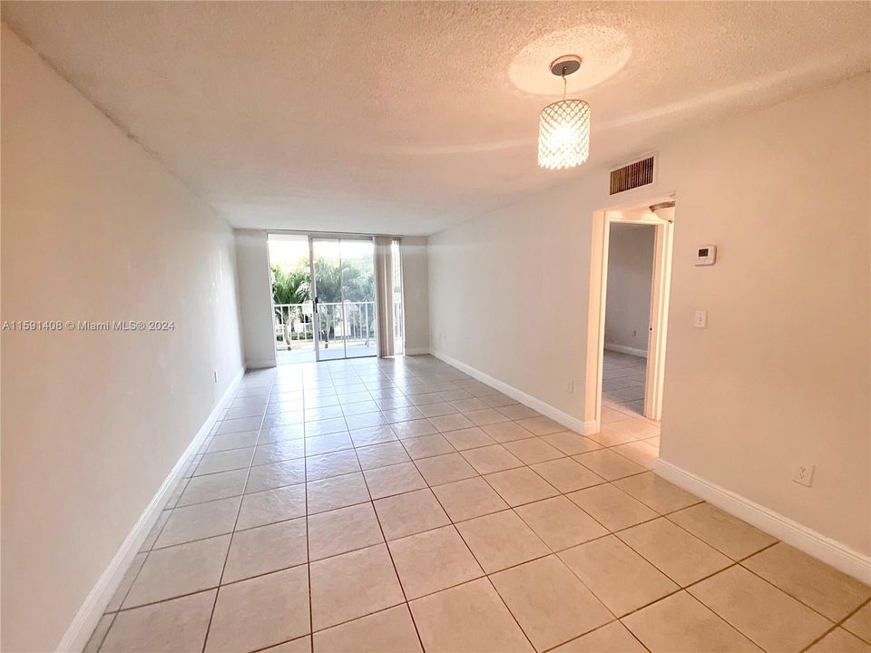 Active With Contract: $194,000 (1 beds, 1 baths, 673 Square Feet)