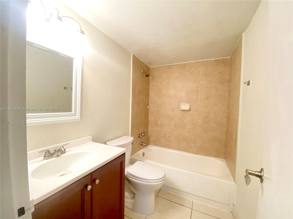 Active With Contract: $194,000 (1 beds, 1 baths, 673 Square Feet)