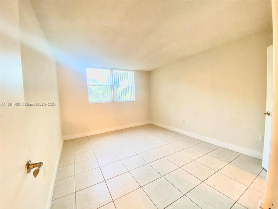 Active With Contract: $194,000 (1 beds, 1 baths, 673 Square Feet)