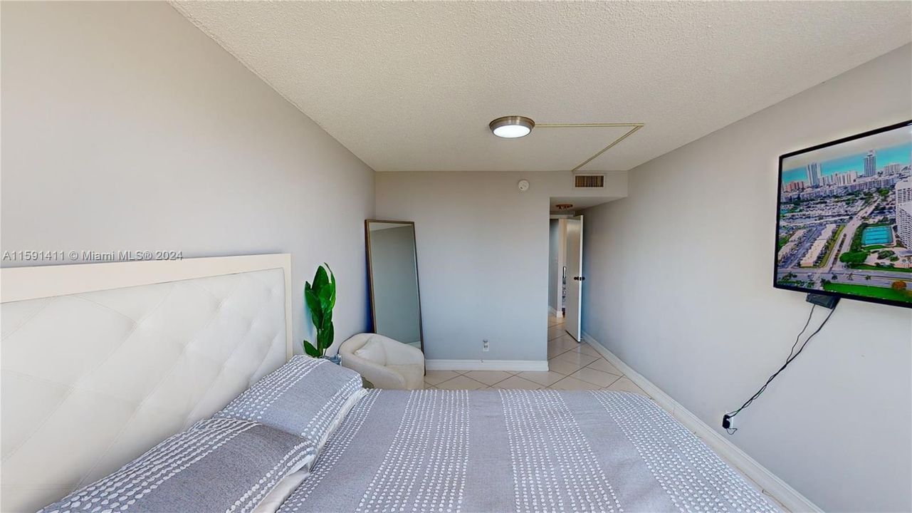 Active With Contract: $2,700 (2 beds, 2 baths, 1400 Square Feet)