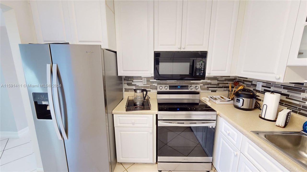 Active With Contract: $2,700 (2 beds, 2 baths, 1400 Square Feet)