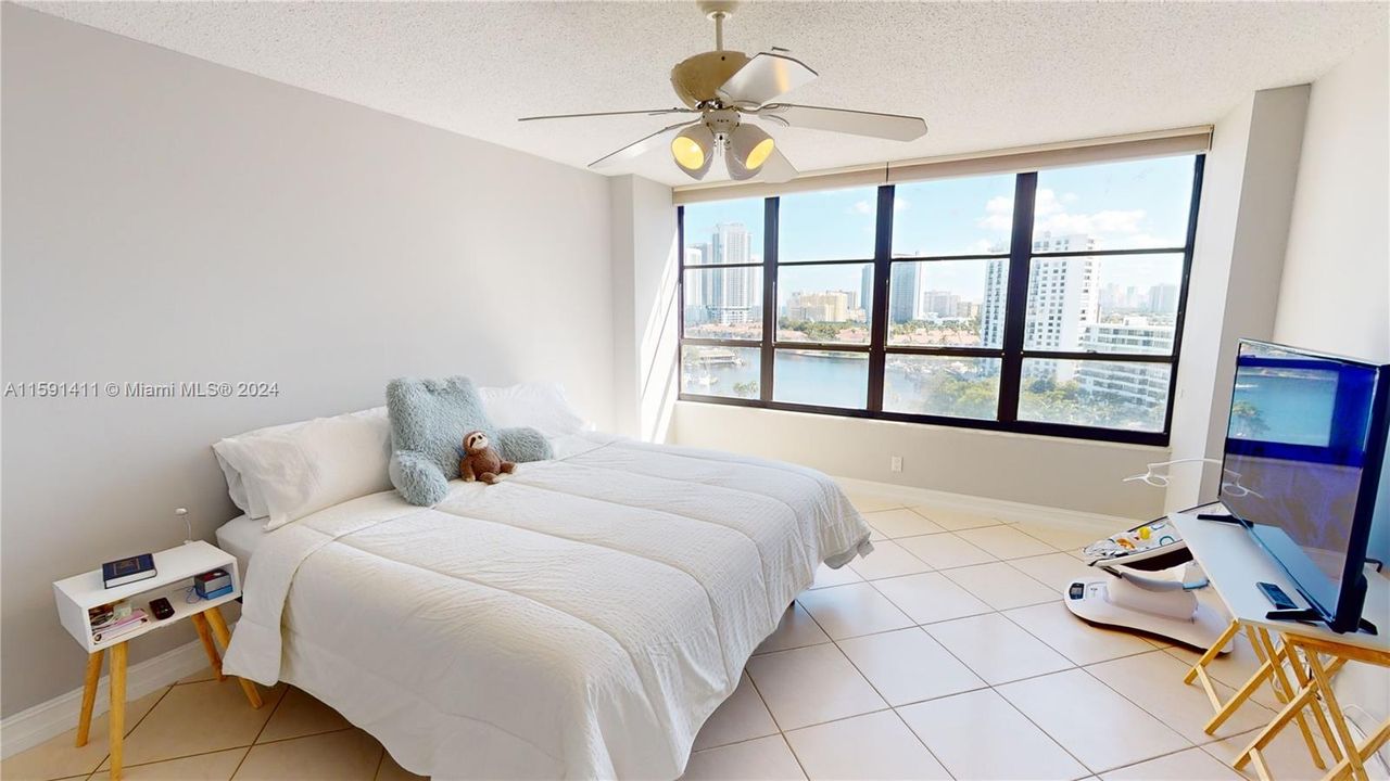 Active With Contract: $2,700 (2 beds, 2 baths, 1400 Square Feet)