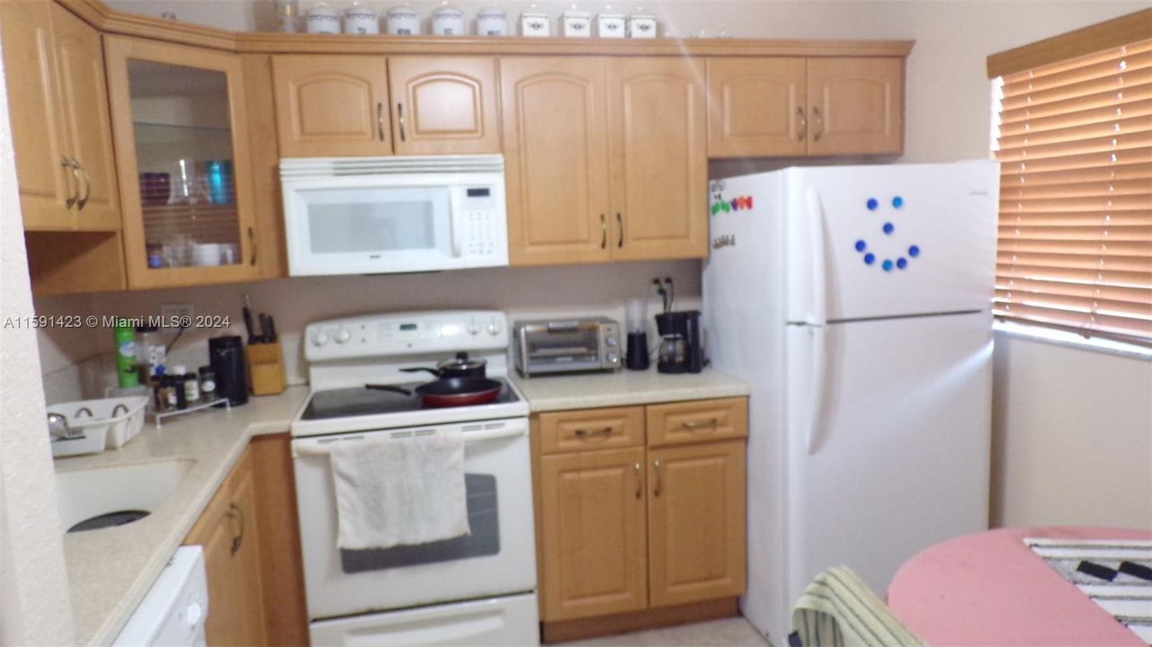For Sale: $115,900 (1 beds, 1 baths, 730 Square Feet)