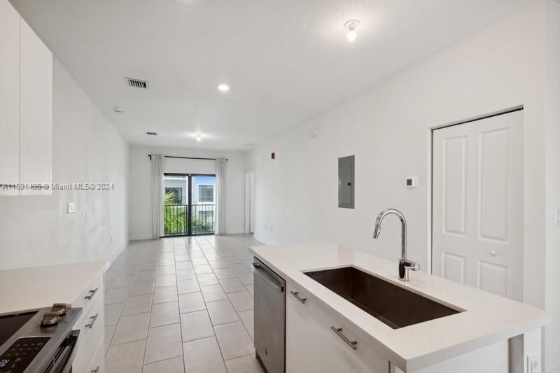 For Rent: $2,750 (1 beds, 1 baths, 738 Square Feet)