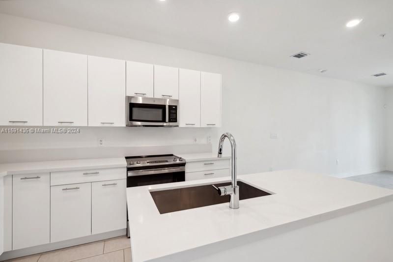 For Rent: $2,750 (1 beds, 1 baths, 738 Square Feet)